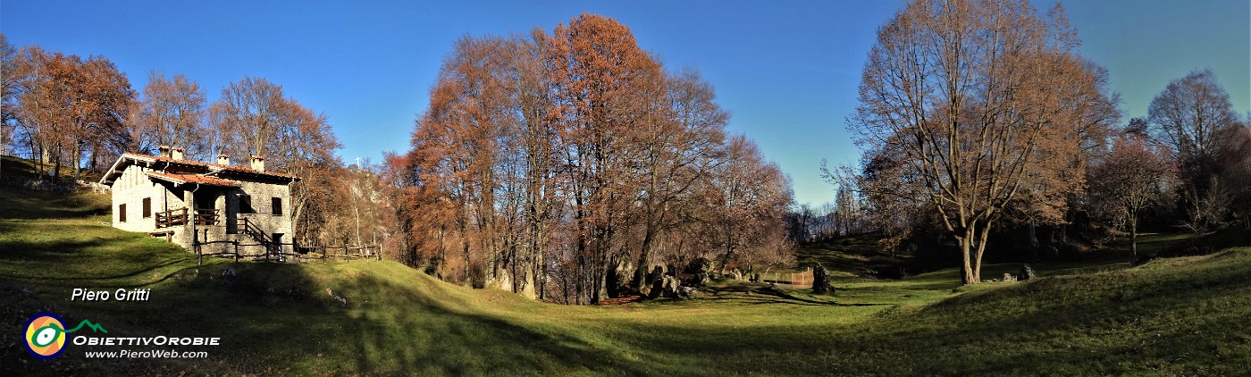 60 Dal Monte Zucco sceso al Rifugio (1150 m) G.E.S.P ai 'Foppi' di Zogno..jpg